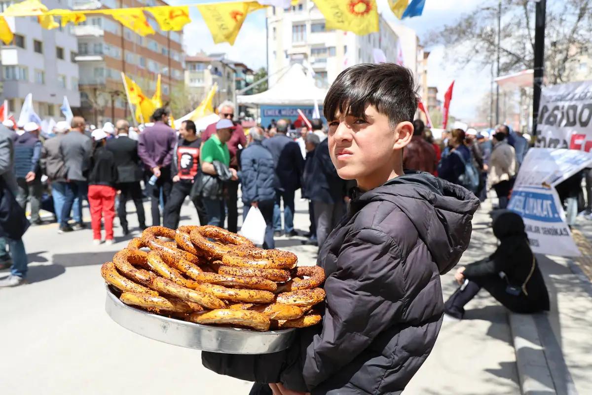 Sivas’ta 1 Mayıs’ta Çifte Manzara: Halaylar ve Geçim Mücadelesi Aynı Karede