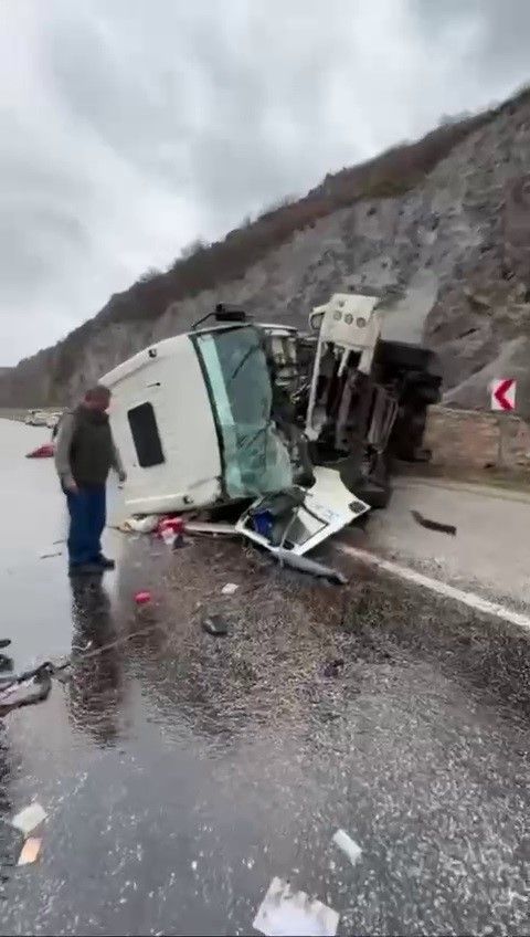 Sivas'ta Kamyon Devrildi: Yağış Kazaya Neden Oldu, 1 Yaralı