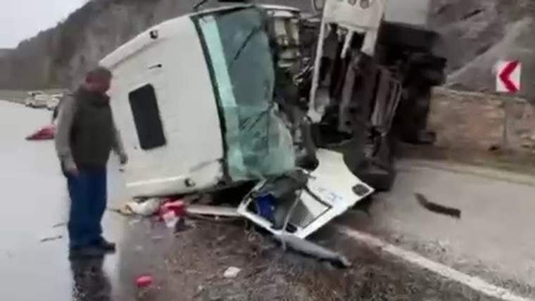 Sivas'ta Kamyon Devrildi: Yağış Kazaya Neden Oldu, 1 Yaralı