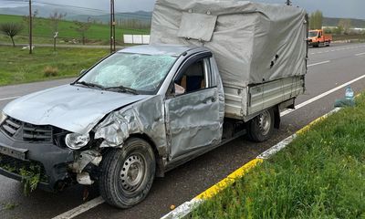 Sivas'ta Kamyonet Aydınlatma Direğine Çarptı: 54 Yaşındaki Sürücü Yaralandı
