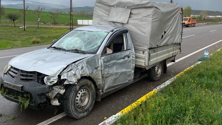 Sivas'ta Kamyonet Aydınlatma Direğine Çarptı: 54 Yaşındaki Sürücü Yaralandı