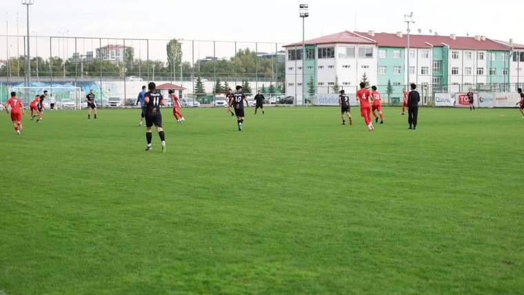 2-2: Sivas’ta Türk ve Filistinli futbolcular dostlukta buluştu