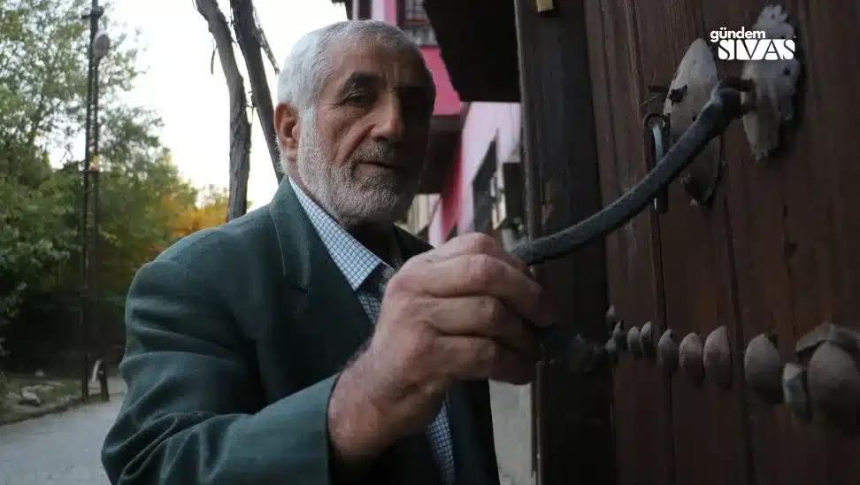 Bu Kapı Tokmakları Cinsiyet Belirtiyor