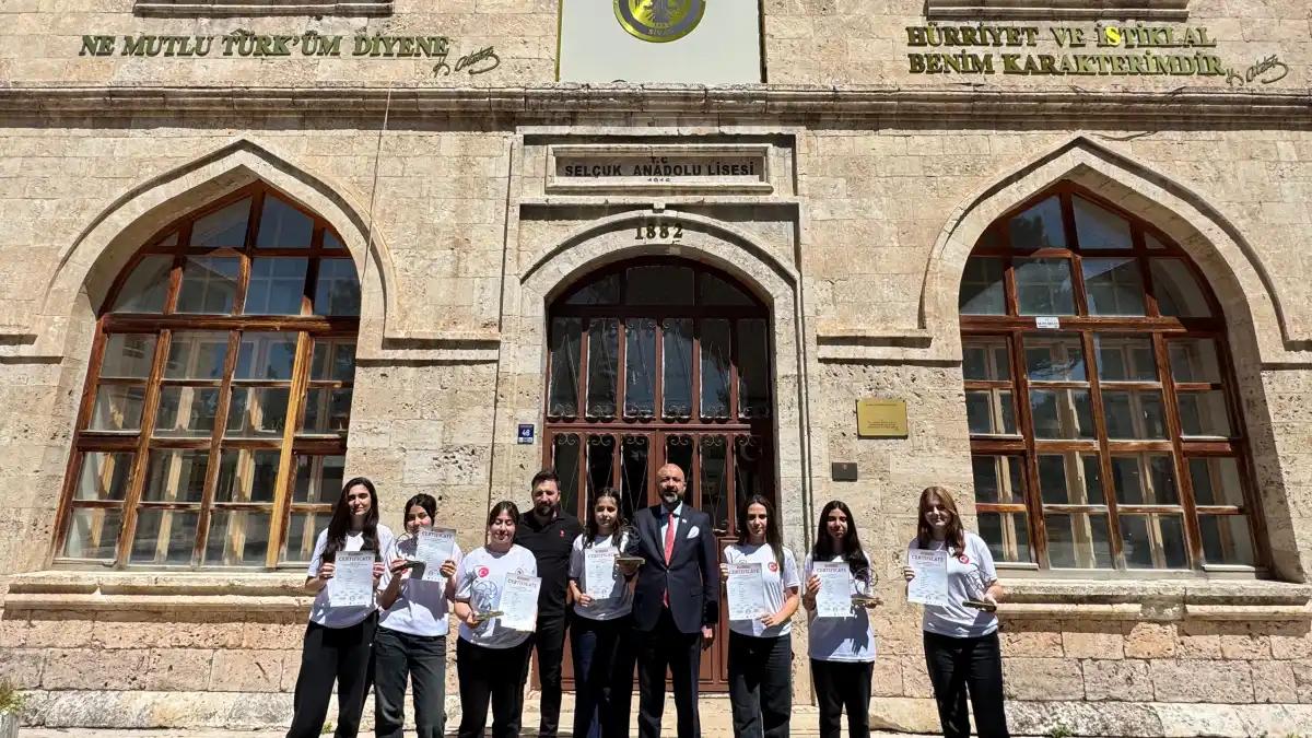 Öğrencilerden Uluslararası Robot Olimpiyatında Zirve: Selçuk Anadolu Lisesi Tarih Yazdı