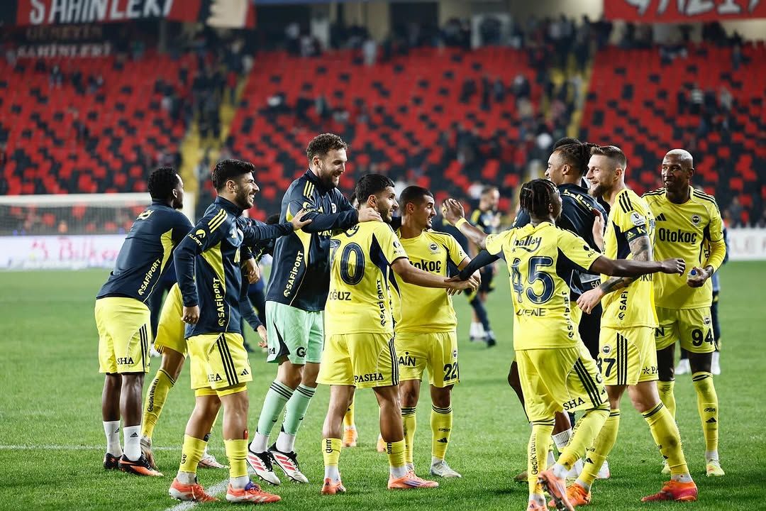 Fenerbahçe, Taraftarıyla "Kazan Beraber Kutla Beraber" Diyor