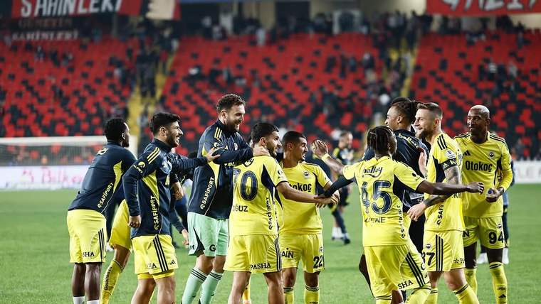 Sarı-lacivert formalı futbolcular, tribünlerin önünde saha içinde bir araya gelerek konuşuyor.