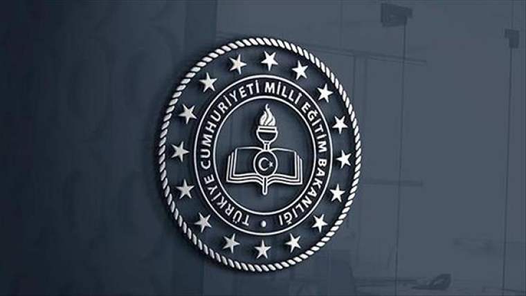 Milli Eğitim Bakanlığı'nın logosu, arka planda mavi bir yüzey üzerinde yer alıyor.