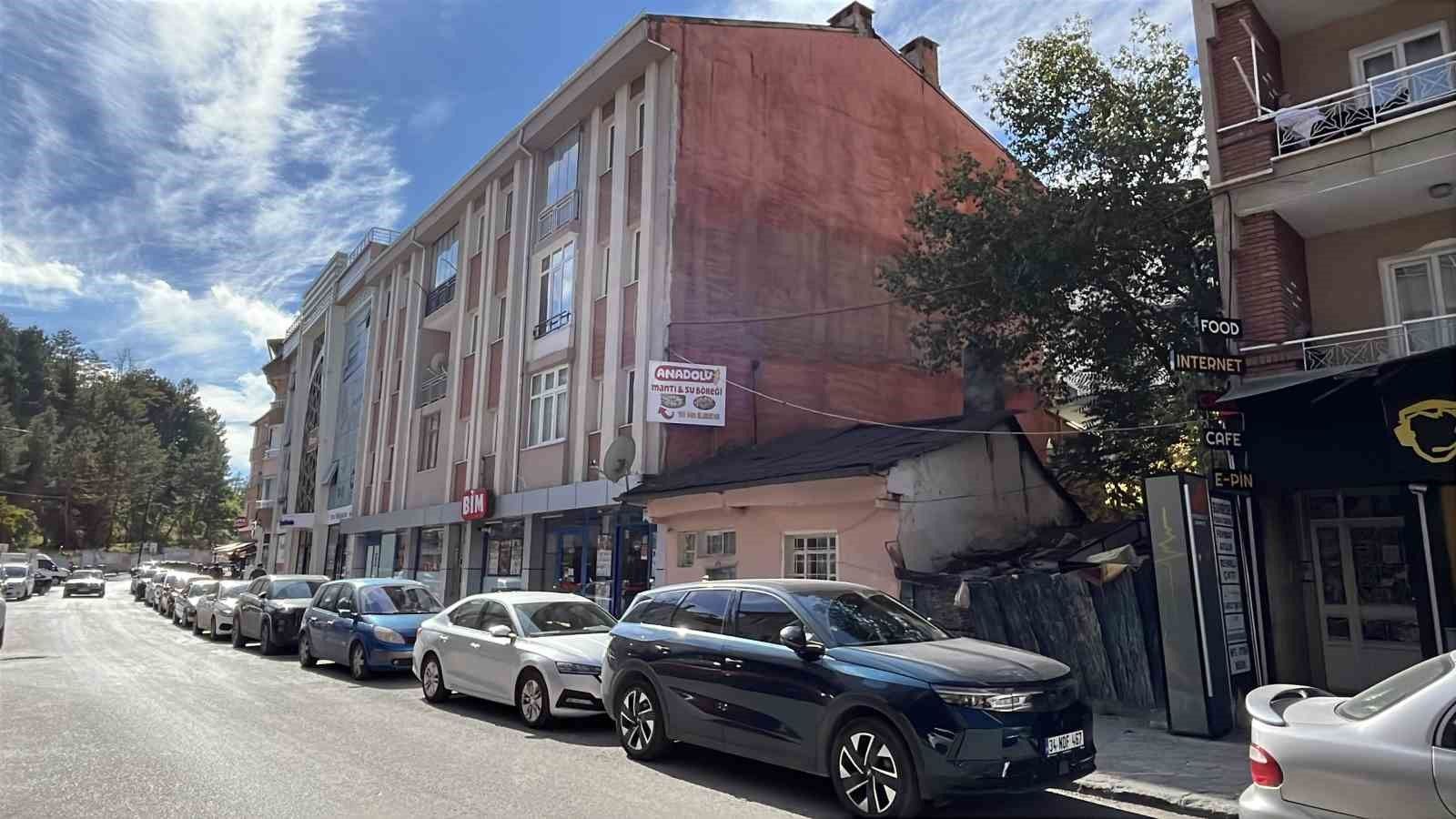Apartmanların arasında kalan ev neden yıllardır satılmıyor?