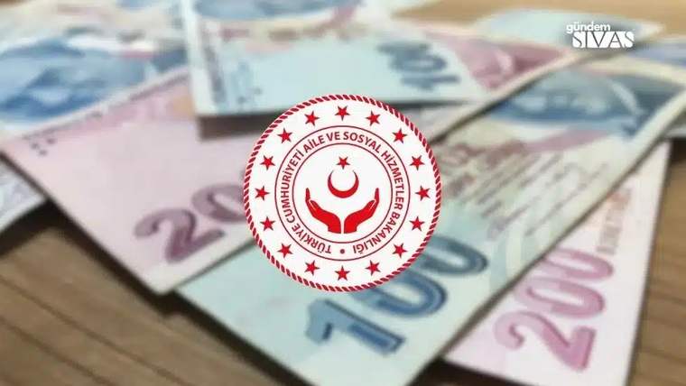 Ahşap yüzeyde farklı Türk lirası banknotları ve üzerlerinde kırmızı-beyaz resmi kurum mührü bulunuyor.