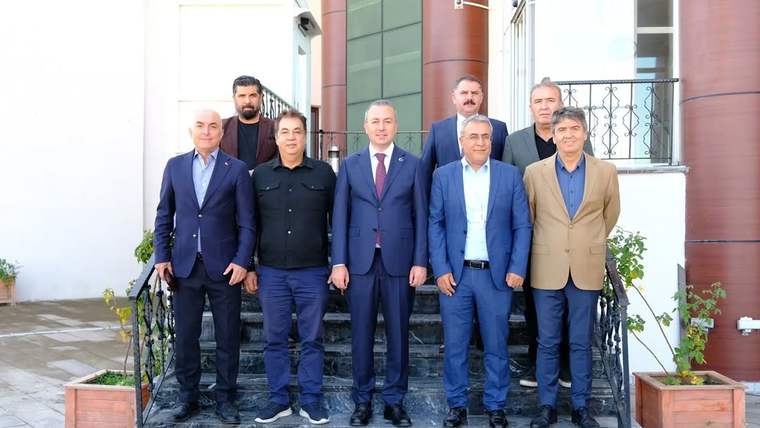 Sivas Cumhuriyet Üniversitesi önünde, sekiz kişi merdivenlerde duruyor.