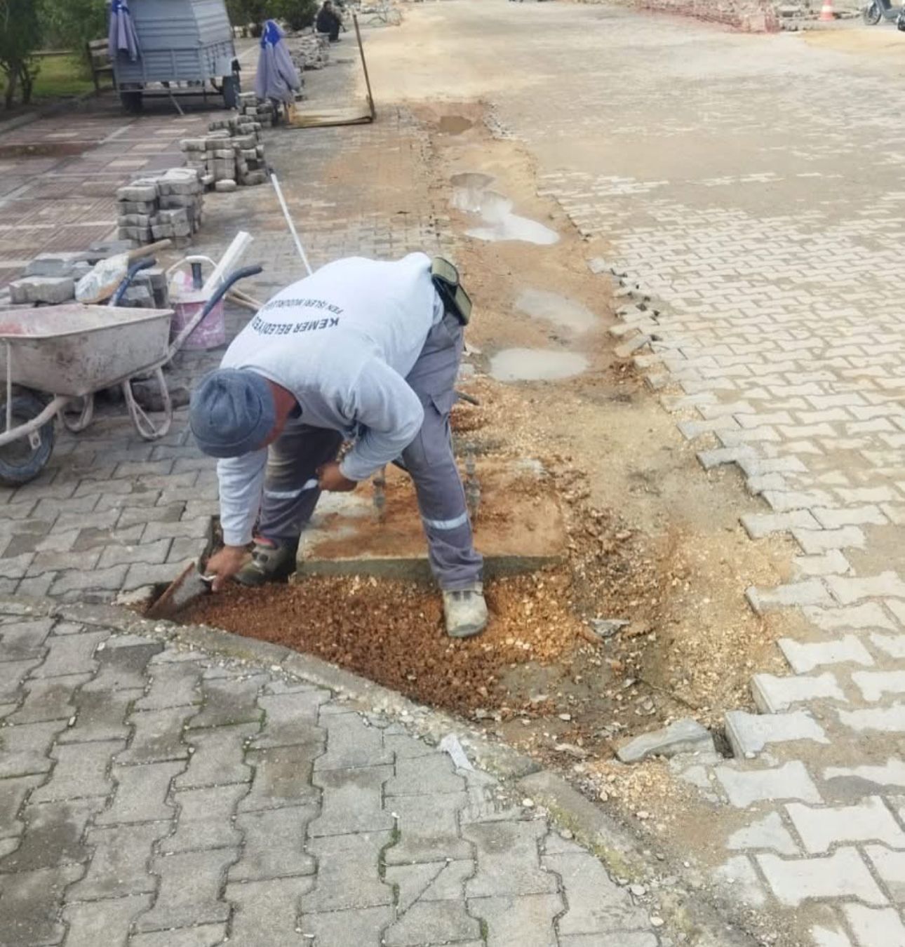 Kemer’de yol ve kaldırım çalışmaları sürüyor - Birlik Haber Ajansı