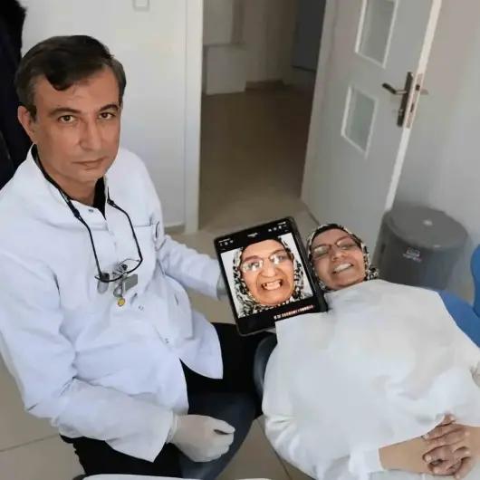 Diş hekimi, bir hastanın dişlerinin dijital görüntüsünü gösteriyor.