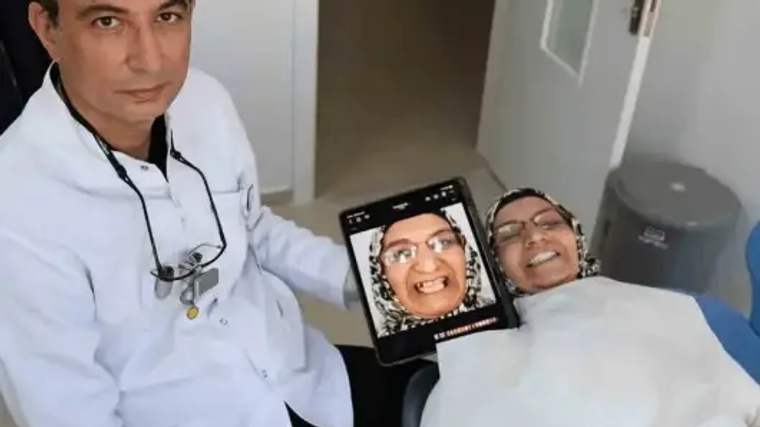 Diş hekimi, bir hastanın dişlerinin dijital görüntüsünü gösteriyor.