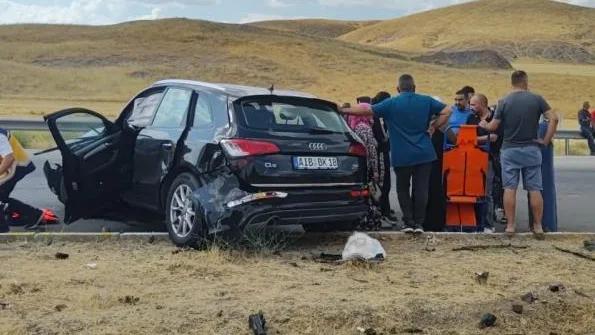 Sivas'ta Feci Kaza: Kavşakta Çarpışan İki Araçta 1 Kişi Hayatını Kaybetti, 8 Yaralı