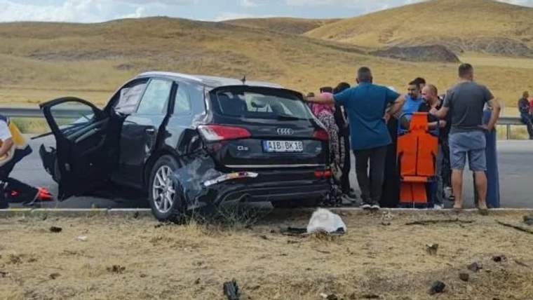 Kavşakta çarpışan iki aracın bulunduğu kaza yerinde, çevredeki insanlar yardım ediyor.