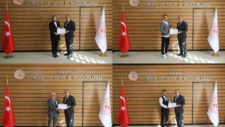 Sivas Gençlik ve Spor İl Müdürlüğü yazılı salonda, farklı kişiler bir görevlinin elinden belge alıyor.