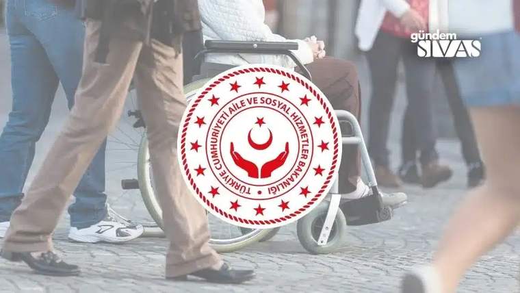 Tekerlekli sandalyede bir kişi, arka planda yürüyen insanlar görünüyor.