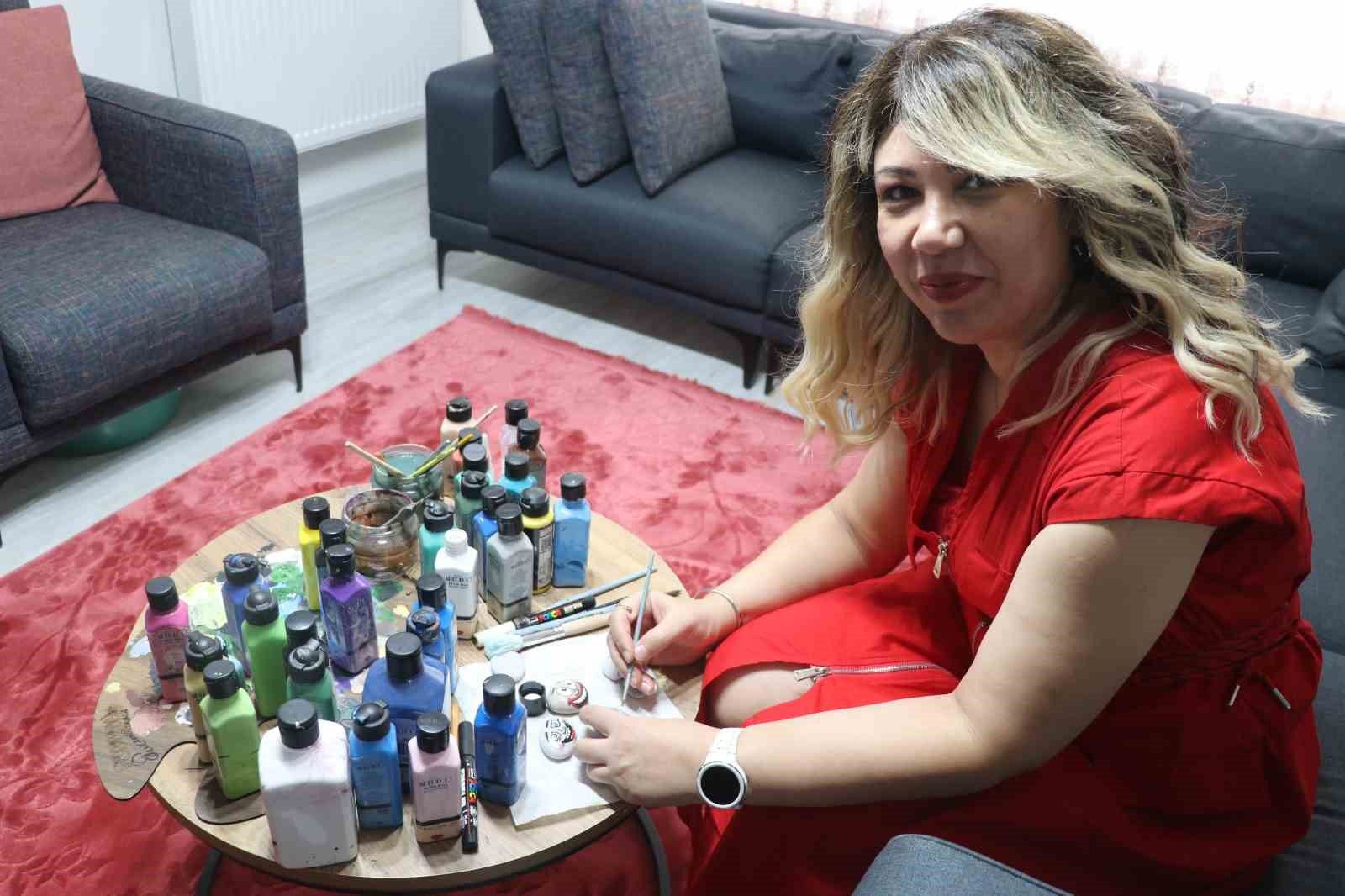 Yoğun iş temposunda sanatla stresini atıyor, eserler üretiyor