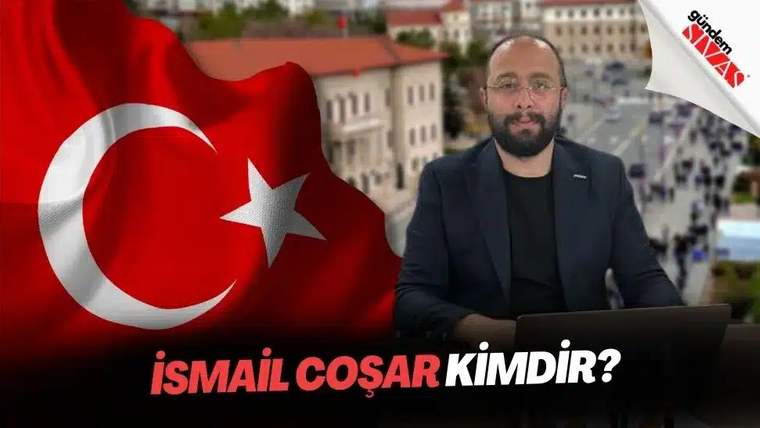 Arka planda Türk bayrağı, ön planda bir kişi oturmuş, bilgisayarın önünde duruyor.