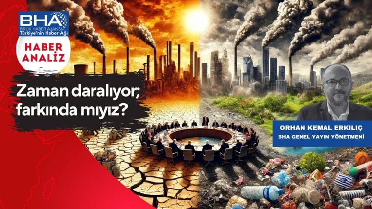 Çatlamış kurak zeminde yuvarlak masa çevresinde insanlar, arka planda dumanlı fabrikalar ve plastik atıklar görülüyor.