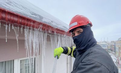 Sivas’ta Sibirya Soğukları Alarm Veriyor: Tehlikeli Buz Sarkıtlarına İtfaiyeden Anında Müdahale
