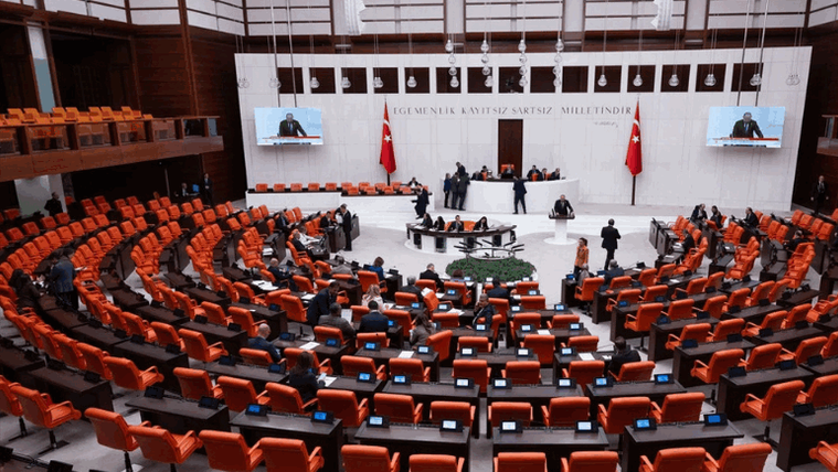 Türkiye Büyük Millet Meclisi'nde boş bir oturum alanı, sandalyeler turuncu renkte.