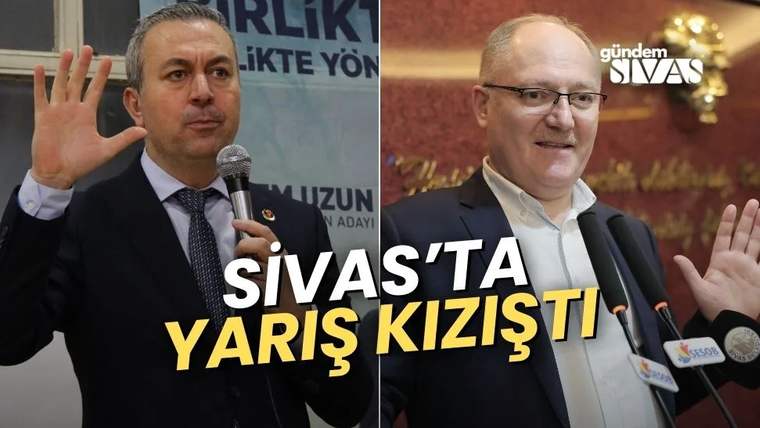 İki siyasi aday, bir etkinlikte konuşma yapıyor; biri elini kaldırmış.