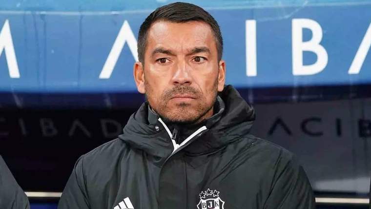 Beşiktaş teknik direktörü Van Bronckhorst, ciddi bir ifadeyle kameraya bakıyor.