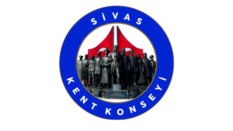 Sivas Kent Konseyi logosu, mavi çerçeve içinde, arka planda kırmızı bayrak ve heykel figürleriyle birlikte.