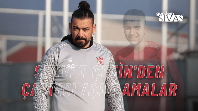 Antrenman alanında, antrenör Servet Çetin, dikkatle bir noktaya bakıyor.