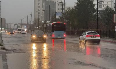 Kuvvetli Sağanak Hayatı Felç Etti: Caddeler Göle Döndü, Sürücüler Zor Anlar Yaşadı