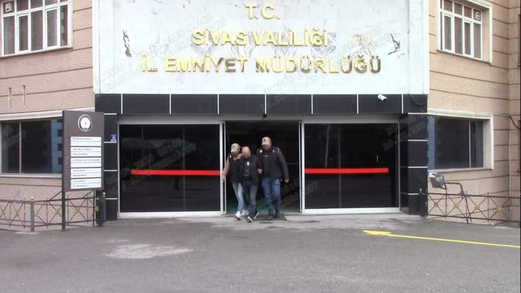 Üzerinde Sivas Valiliği ve İl Emniyet Müdürlüğü yazan binanın girişinden üç kişi çıkıyor.