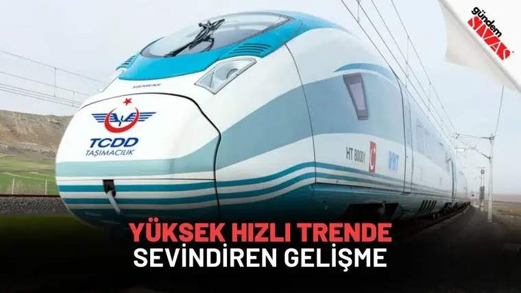 Mavi ve beyaz renkte bir yüksek hızlı tren, raylar üzerinde duruyor.