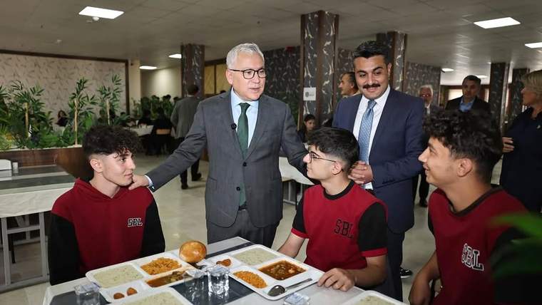 Sivas Valisi Yılmaz Şimşek, Öğrencilerle Okul Yemeğinde Bir Araya Geldi