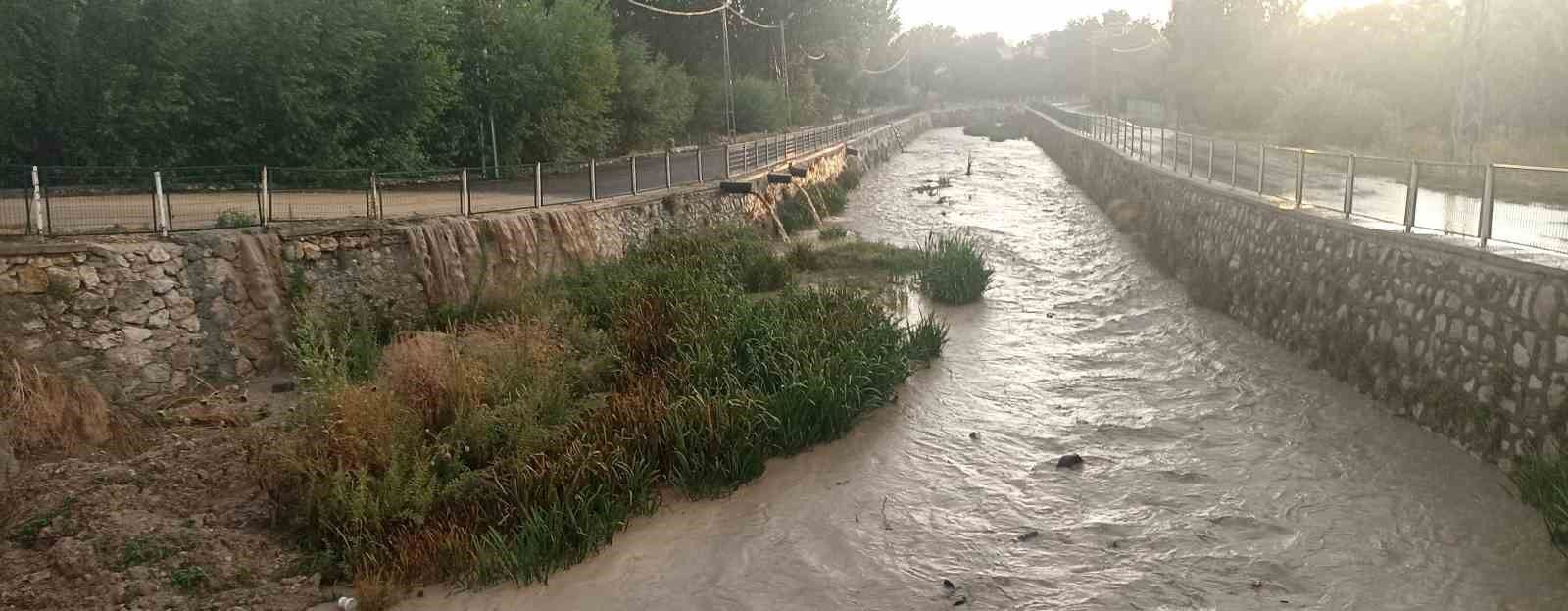 Gürün’de sağanak yolları su altında bıraktı, ulaşım aksadı