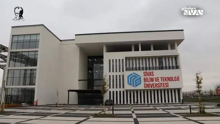 Üzerinde Sivas Bilim ve Teknoloji Üniversitesi yazılı tabelanın bulunduğu modern bina ve önündeki taş döşeli alan.