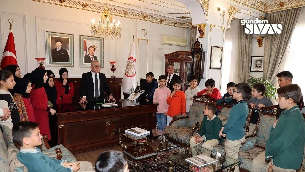 Bir grup öğrenci, Sivas Valiliği'nde bir yetkilinin önünde dinliyor.