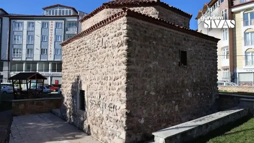Tarihi Yapılara Saldırılar Bitmiyor