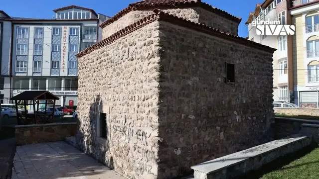 Tarihi Yapılara Saldırılar Bitmiyor