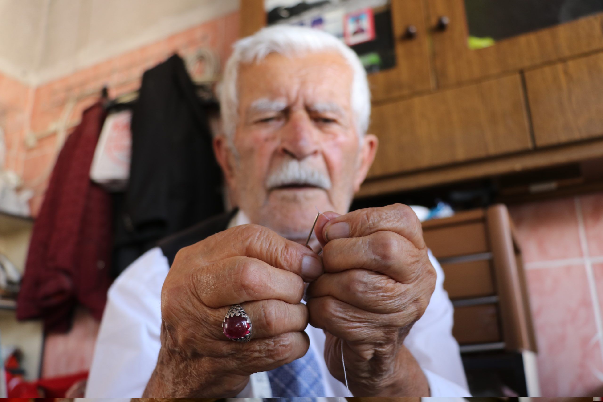 93 Yaşındaki Recep Yılmaz, 80 Yıldır Terzilik Yaparak Zamana Meydan Okuyor