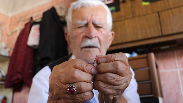 93 Yaşındaki Recep Yılmaz, 80 Yıldır Terzilik Yaparak Zamana Meydan Okuyor