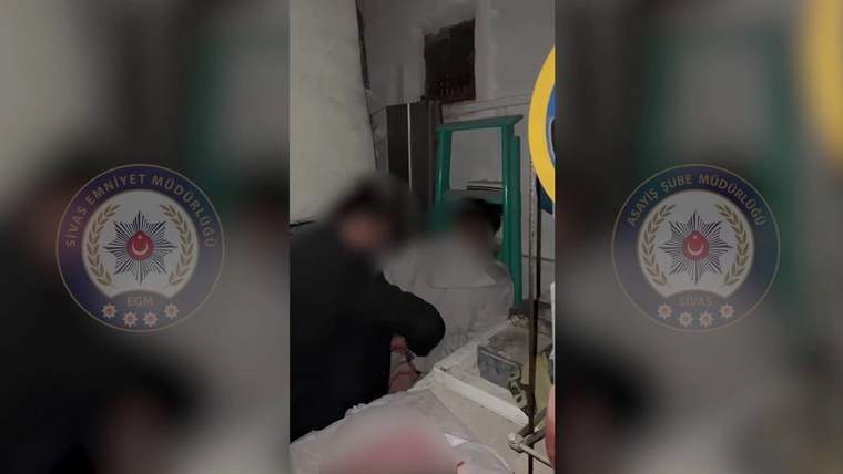Bir kişi, asansör makine dairesindeki gizli bir bölmede yakalanmış, yanında başka bir kişi var.