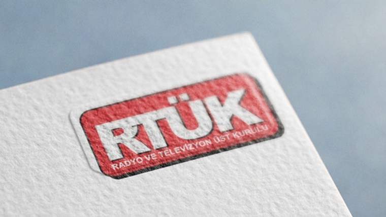 Beyaz kâğıt üzerinde, kırmızı çerçeveli RTÜK logosu ve “Radyo ve Televizyon Üst Kurulu” yazısı görülüyor.