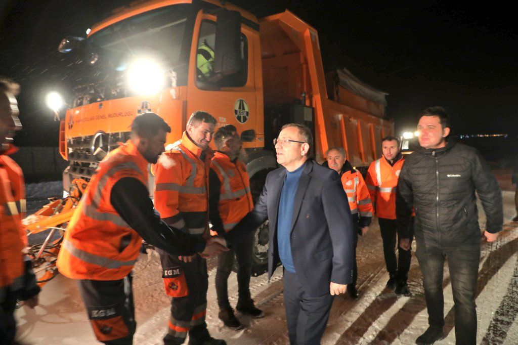 Kars Valisi Ziya Polat, karla mücadele ekibini ziyaret etti - Birlik Haber Ajansı