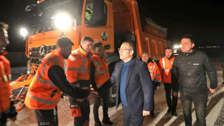 Kars Valisi Ziya Polat, karla mücadele ekibini ziyaret etti - Birlik Haber Ajansı