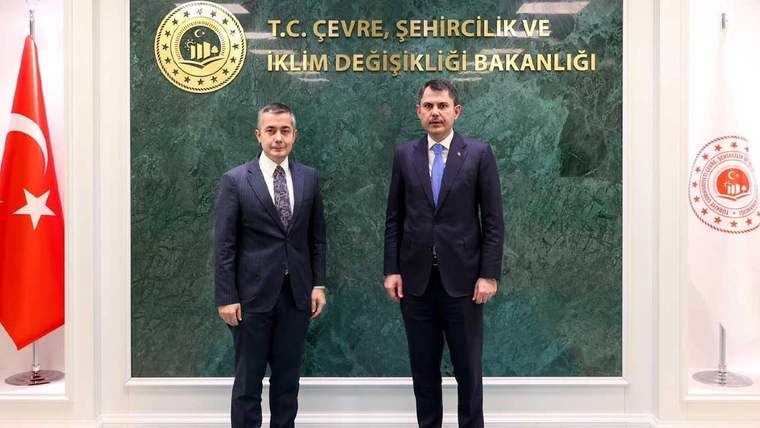 İki kişi, T.C. Çevre, Şehircilik ve İklim Değişikliği Bakanlığı'nın arka planında duruyor.