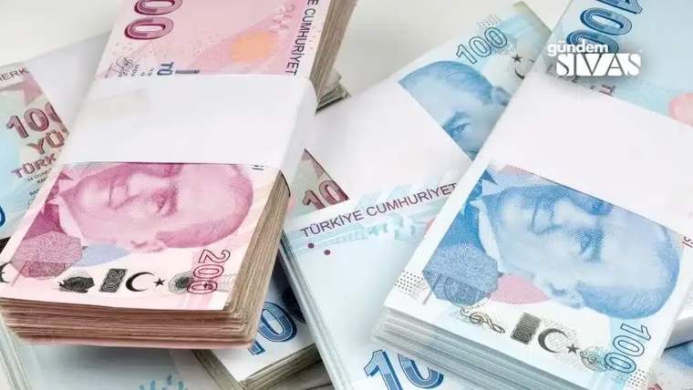 Türk lirası banknotlarından oluşan desteler; üstte 200 ve 100 liralık kupürler görülüyor.