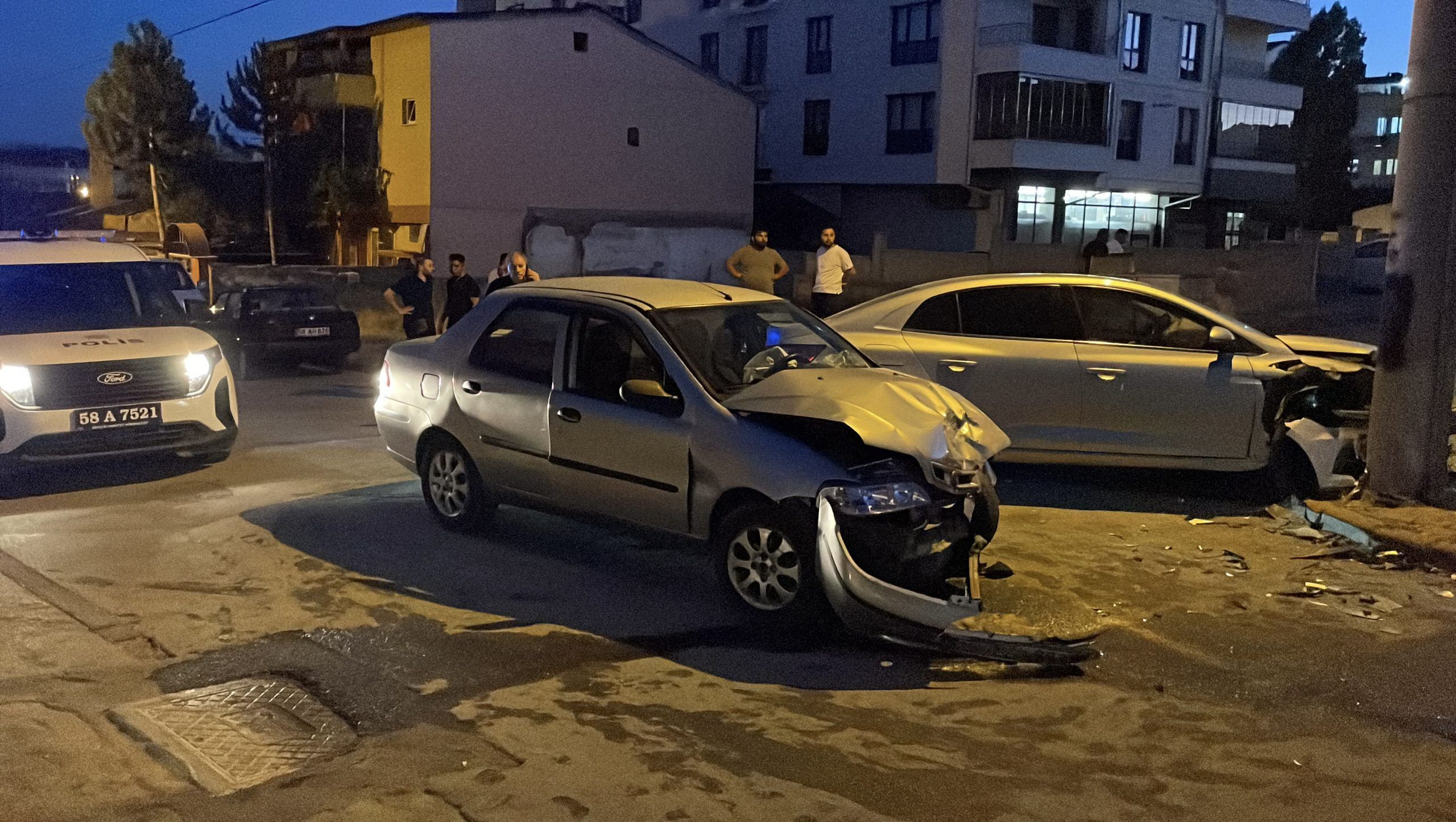 Sivas'ta Korkutan Kazada 6 Yaralı: Fiat ile Kafa Kafaya Çarpışma