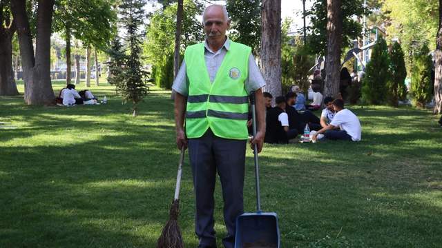 Sivas'ta 67 Yaşındaki Temizlik Görevlisinden Türkü Şöleni!