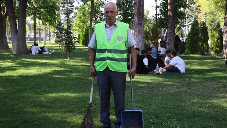Sivas'ta 67 Yaşındaki Temizlik Görevlisinden Türkü Şöleni!